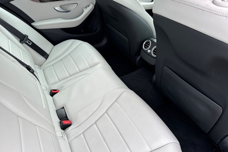 Mercedes-Benz C-Class Vehicle Full-screen Gallery Image 17