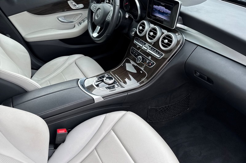 Mercedes-Benz C-Class Vehicle Full-screen Gallery Image 18