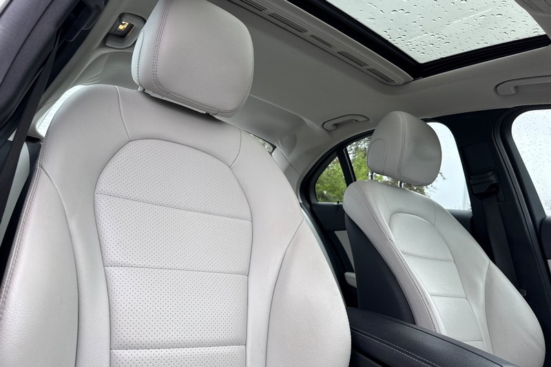 Mercedes-Benz C-Class Vehicle Full-screen Gallery Image 19