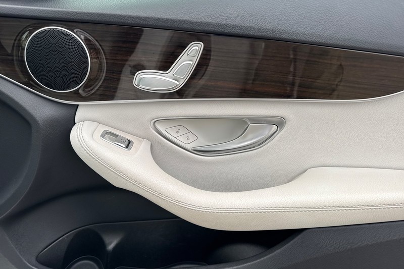 Mercedes-Benz C-Class Vehicle Full-screen Gallery Image 20