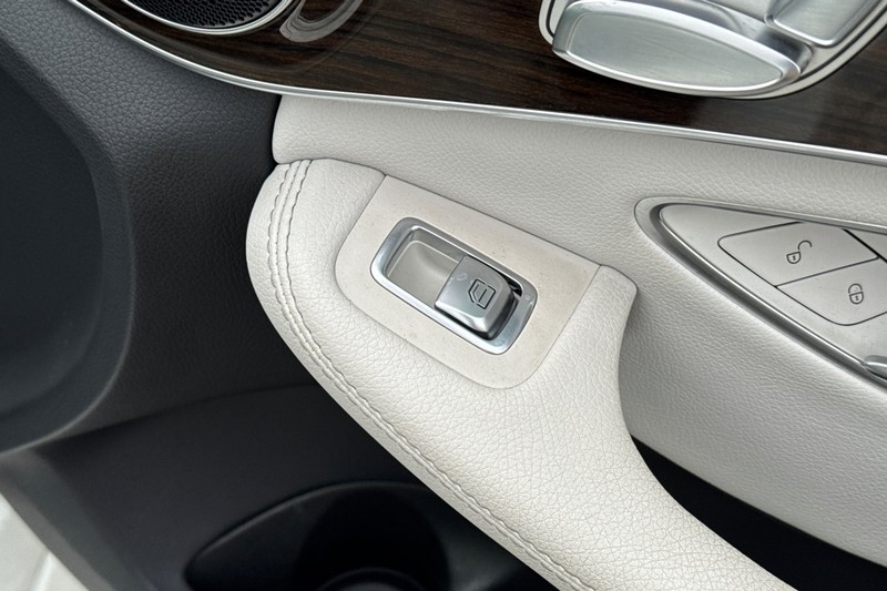 Mercedes-Benz C-Class Vehicle Full-screen Gallery Image 21