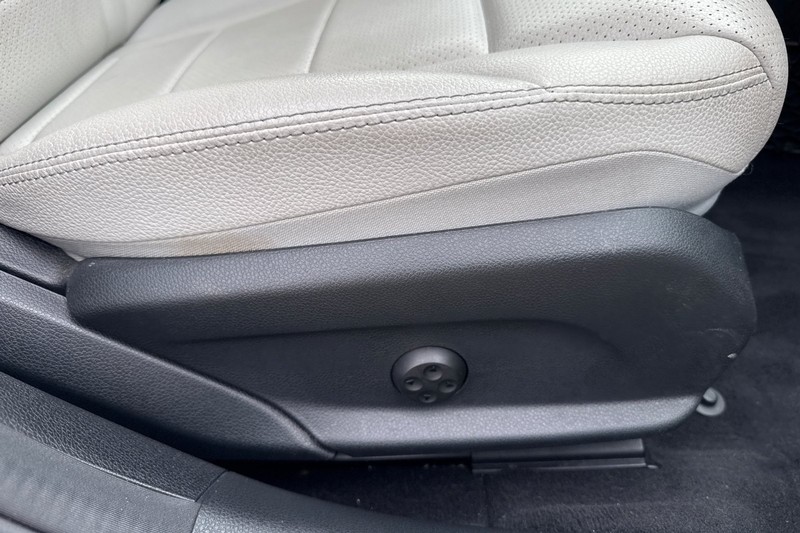 Mercedes-Benz C-Class Vehicle Full-screen Gallery Image 22