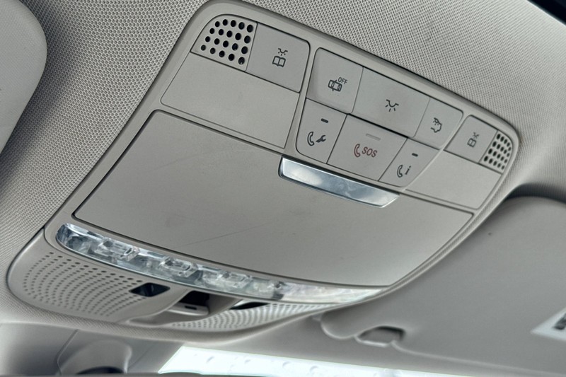 Mercedes-Benz C-Class Vehicle Full-screen Gallery Image 23