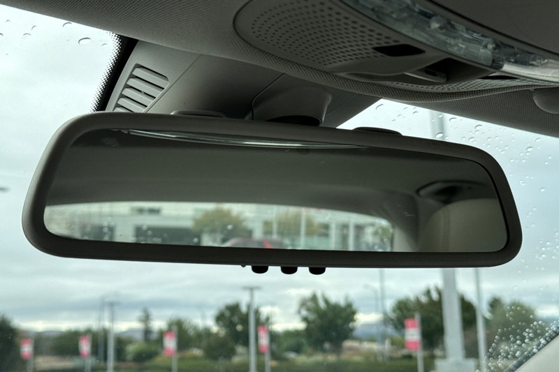 Mercedes-Benz C-Class Vehicle Full-screen Gallery Image 24