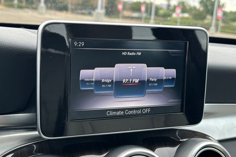 Mercedes-Benz C-Class Vehicle Full-screen Gallery Image 25