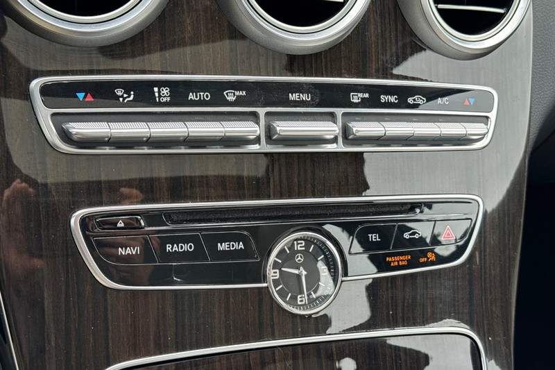 Mercedes-Benz C-Class Vehicle Full-screen Gallery Image 27