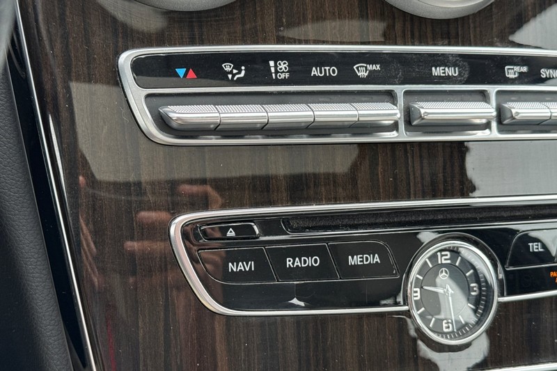 Mercedes-Benz C-Class Vehicle Full-screen Gallery Image 28