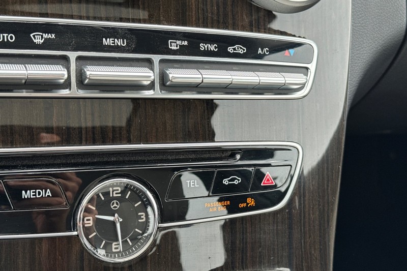 Mercedes-Benz C-Class Vehicle Full-screen Gallery Image 29