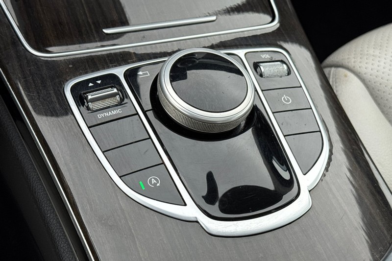 Mercedes-Benz C-Class Vehicle Full-screen Gallery Image 30