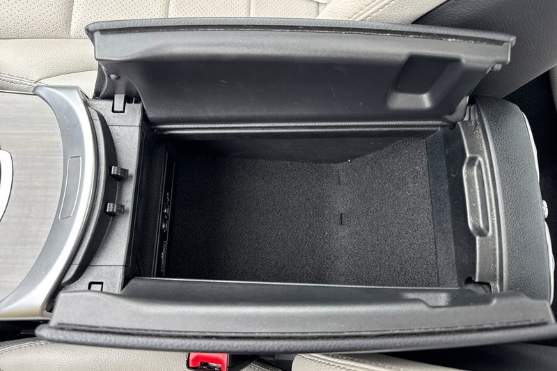 Mercedes-Benz C-Class Vehicle Full-screen Gallery Image 31