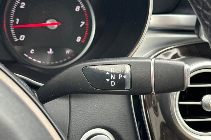 Mercedes-Benz C-Class Vehicle Full-screen Gallery Image 32