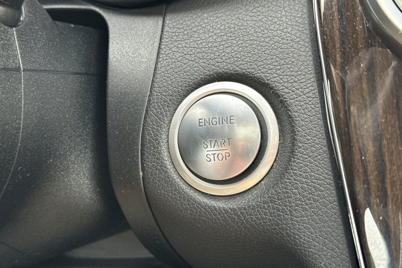 Mercedes-Benz C-Class Vehicle Full-screen Gallery Image 33