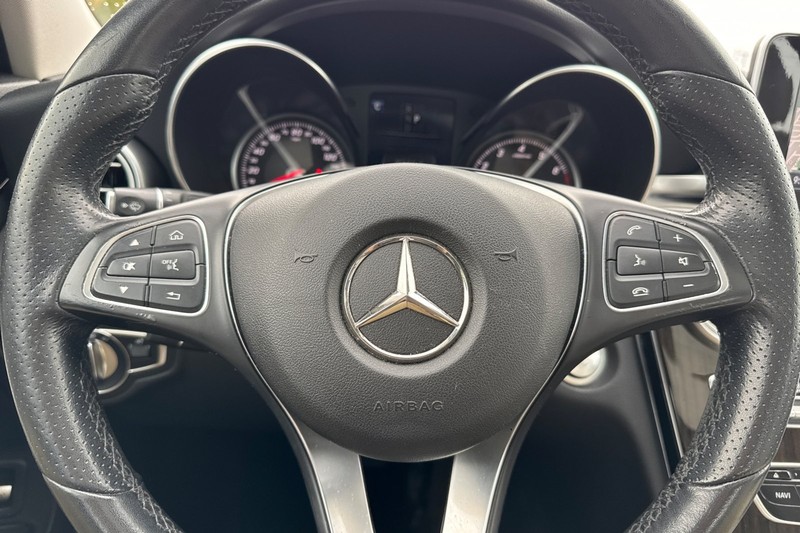 Mercedes-Benz C-Class Vehicle Full-screen Gallery Image 34
