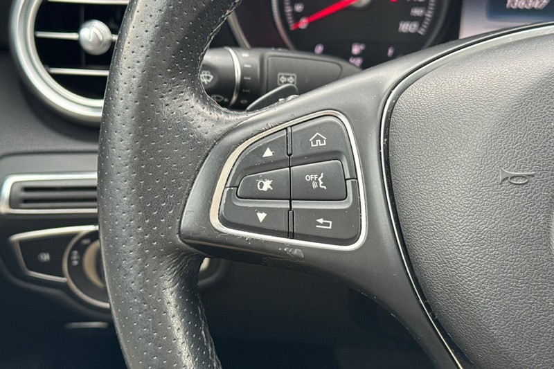 Mercedes-Benz C-Class Vehicle Full-screen Gallery Image 35