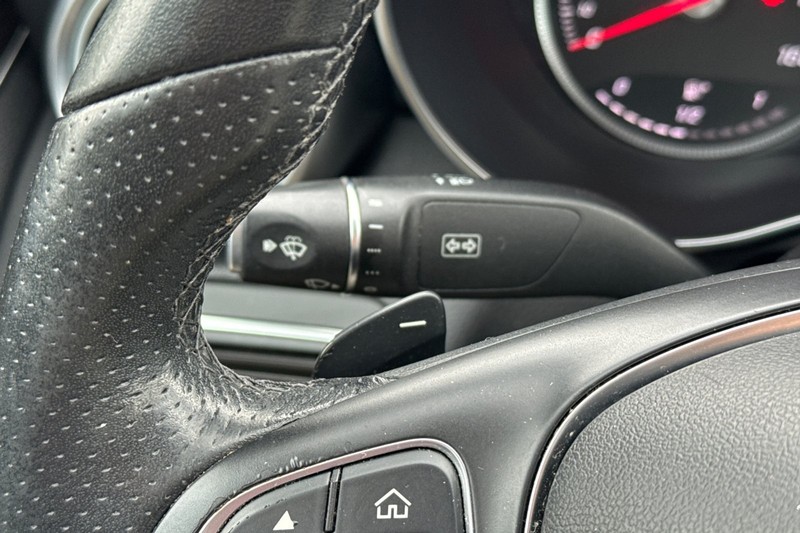 Mercedes-Benz C-Class Vehicle Full-screen Gallery Image 36