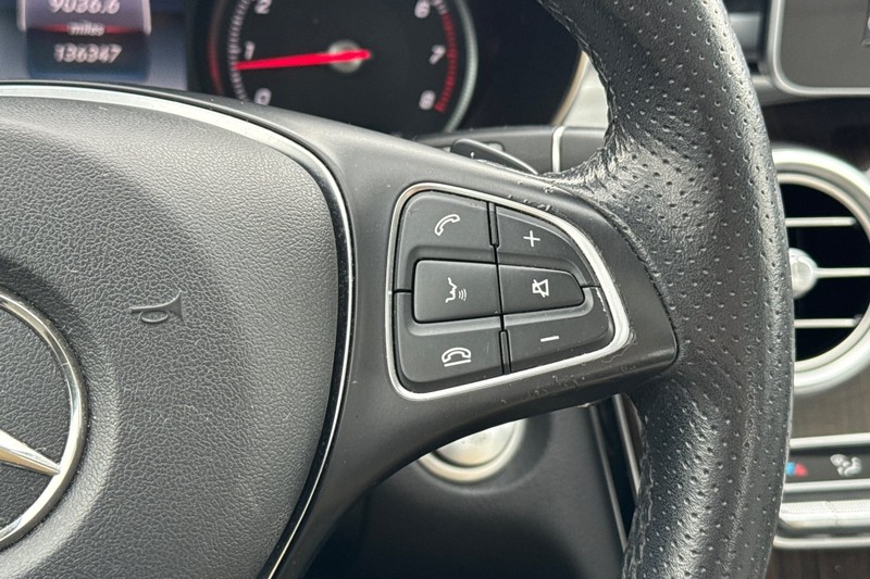 Mercedes-Benz C-Class Vehicle Full-screen Gallery Image 37