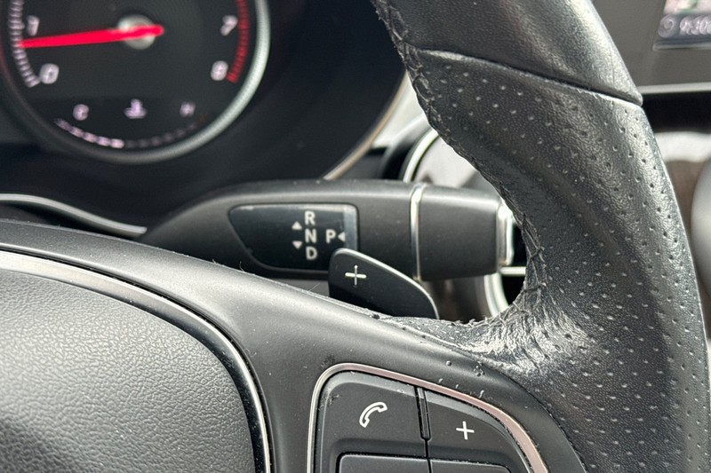 Mercedes-Benz C-Class Vehicle Full-screen Gallery Image 38