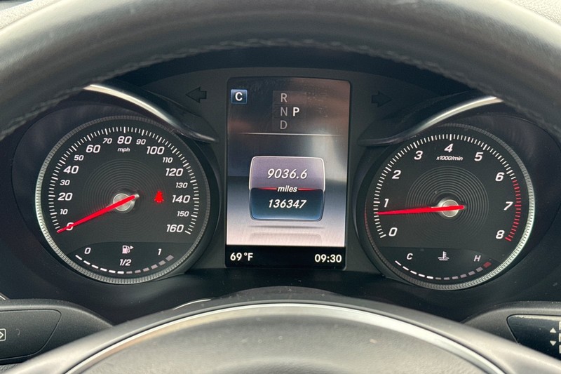 Mercedes-Benz C-Class Vehicle Full-screen Gallery Image 39