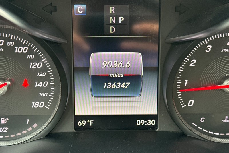 Mercedes-Benz C-Class Vehicle Full-screen Gallery Image 40