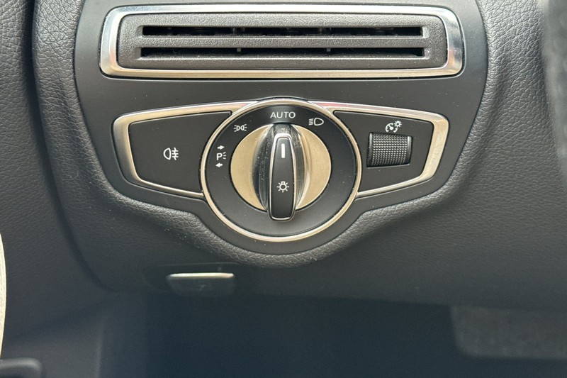 Mercedes-Benz C-Class Vehicle Full-screen Gallery Image 41