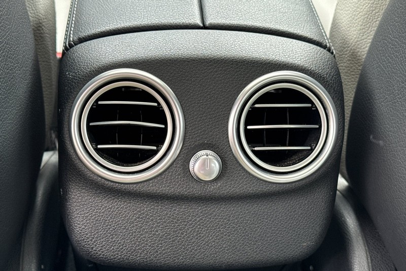 Mercedes-Benz C-Class Vehicle Full-screen Gallery Image 42