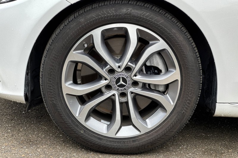 Mercedes-Benz C-Class Vehicle Full-screen Gallery Image 45