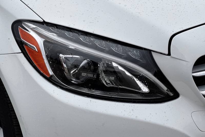 Mercedes-Benz C-Class Vehicle Full-screen Gallery Image 46