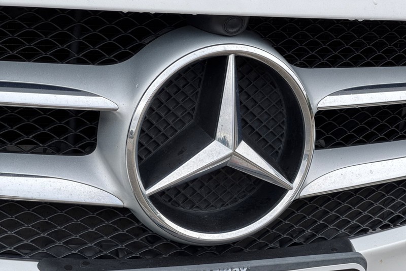 Mercedes-Benz C-Class Vehicle Full-screen Gallery Image 47