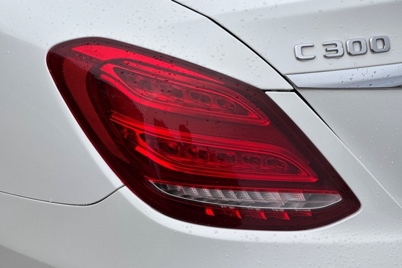 Mercedes-Benz C-Class Vehicle Full-screen Gallery Image 48