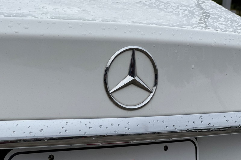 Mercedes-Benz C-Class Vehicle Full-screen Gallery Image 49