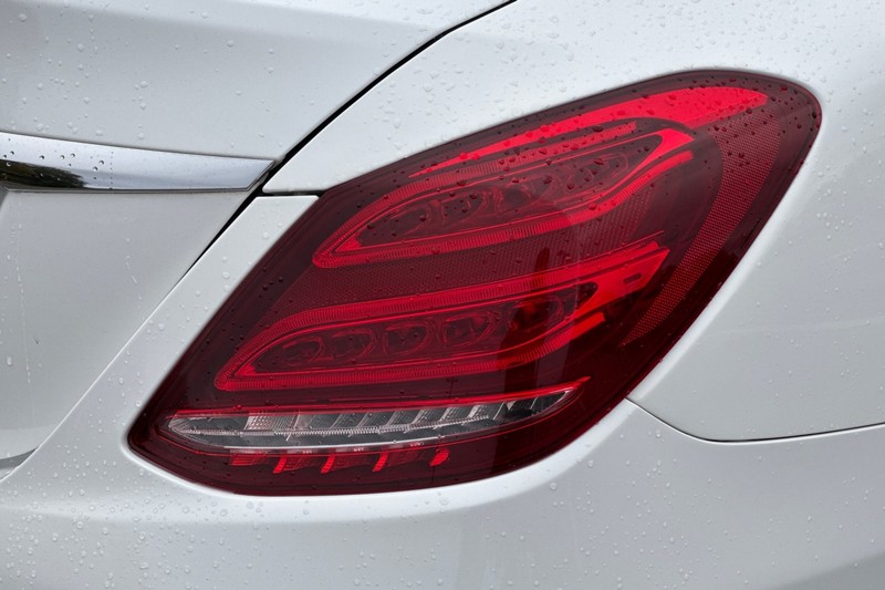 Mercedes-Benz C-Class Vehicle Full-screen Gallery Image 50