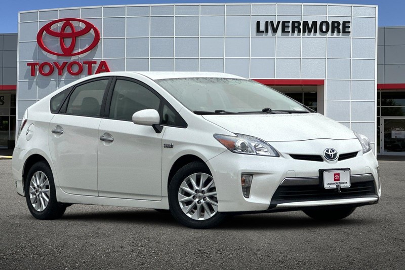 Toyota Prius Plug-In Vehicle Full-screen Gallery Image 02
