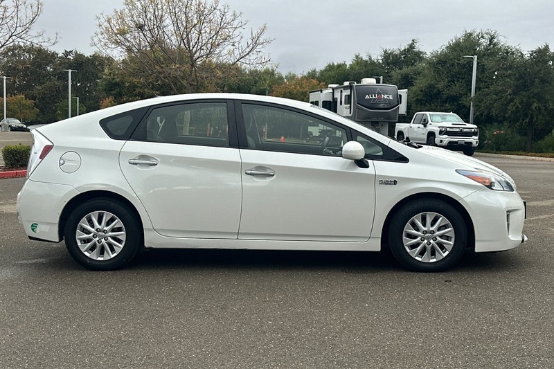 Toyota Prius Plug-In Vehicle Full-screen Gallery Image 03