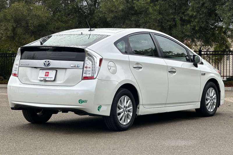 Toyota Prius Plug-In Vehicle Full-screen Gallery Image 04
