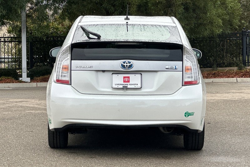 Toyota Prius Plug-In Vehicle Full-screen Gallery Image 05