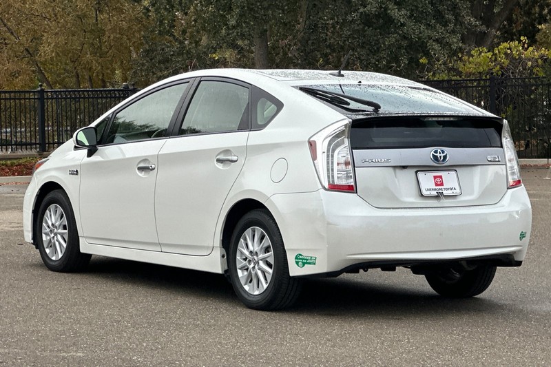 Toyota Prius Plug-In Vehicle Full-screen Gallery Image 06
