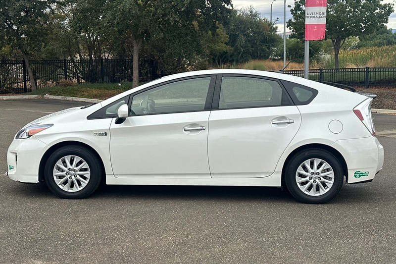 Toyota Prius Plug-In Vehicle Full-screen Gallery Image 07