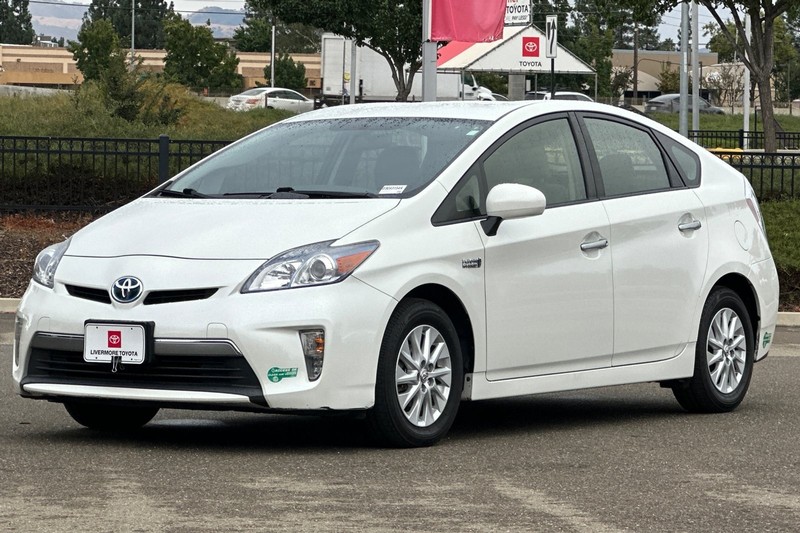 Toyota Prius Plug-In Vehicle Full-screen Gallery Image 08