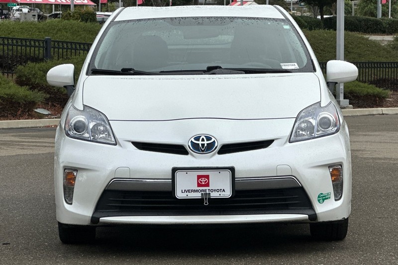 Toyota Prius Plug-In Vehicle Full-screen Gallery Image 09