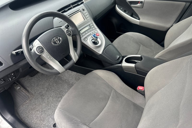 Toyota Prius Plug-In Vehicle Full-screen Gallery Image 10