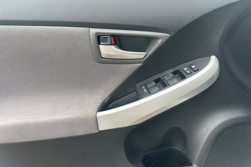 Toyota Prius Plug-In Vehicle Full-screen Gallery Image 11