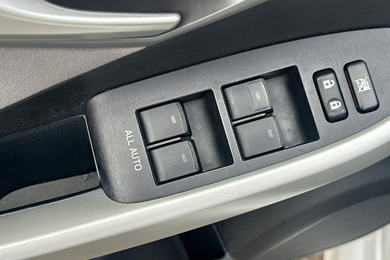 Toyota Prius Plug-In Vehicle Full-screen Gallery Image 12