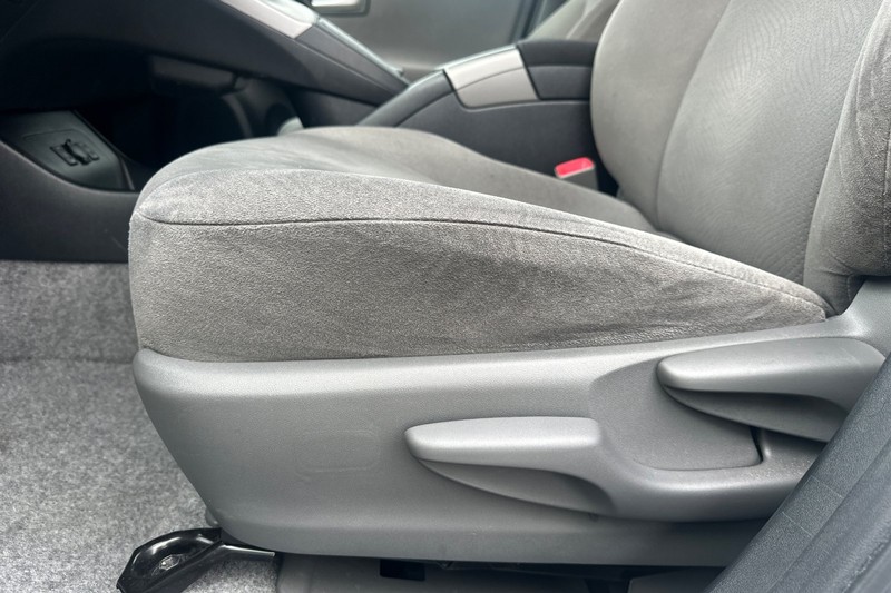 Toyota Prius Plug-In Vehicle Full-screen Gallery Image 13