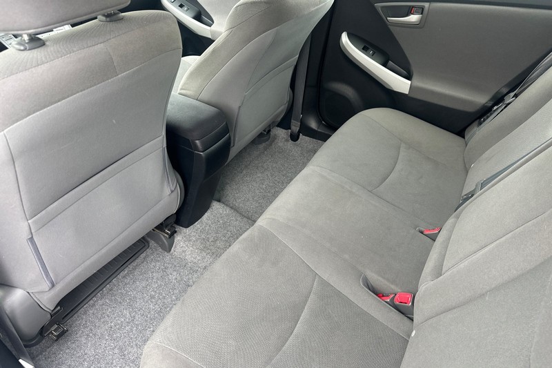 Toyota Prius Plug-In Vehicle Full-screen Gallery Image 14