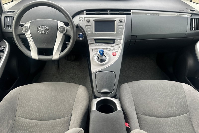 Toyota Prius Plug-In Vehicle Full-screen Gallery Image 15