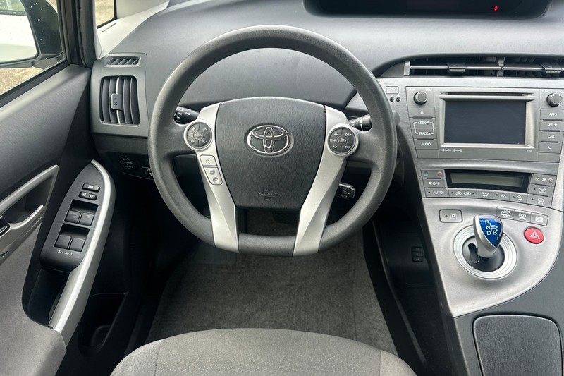 Toyota Prius Plug-In Vehicle Full-screen Gallery Image 16