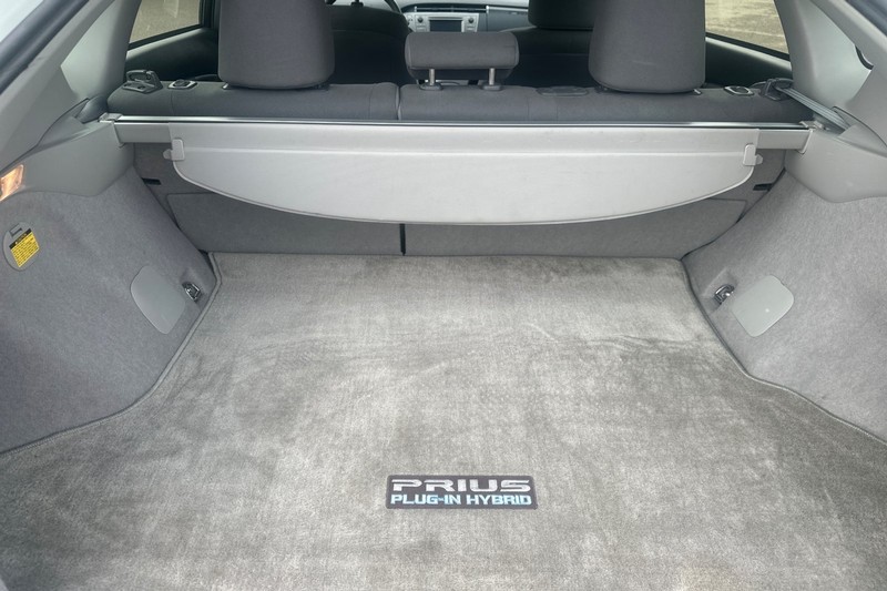 Toyota Prius Plug-In Vehicle Full-screen Gallery Image 17