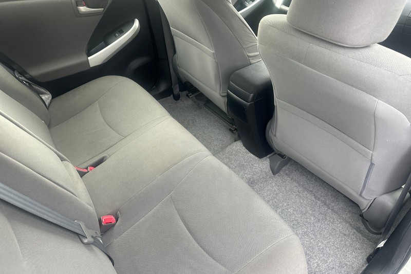Toyota Prius Plug-In Vehicle Full-screen Gallery Image 18