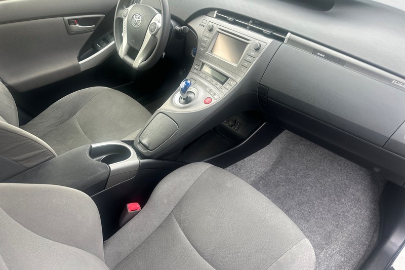 Toyota Prius Plug-In Vehicle Full-screen Gallery Image 19