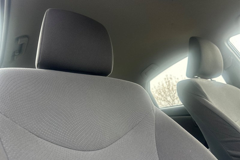Toyota Prius Plug-In Vehicle Full-screen Gallery Image 20